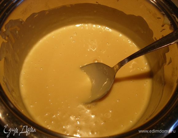 Сгущенное молоко (можно и не брать 2 банки, а ограничиться одной, это у меня просто все помешаны на карамели) вылить в кастрюлю, добавить масло и, постоянно помешивая, варить на маленьком огне около 20 минут или пока масса не превратится в карамель. Она будет темнеть и сгущаться, а также очень быстро застывать.