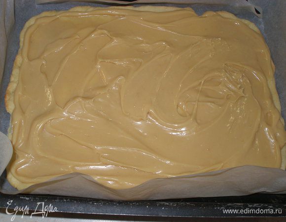 Пока карамель не застыла, быстро выкладываем ее на тесто.