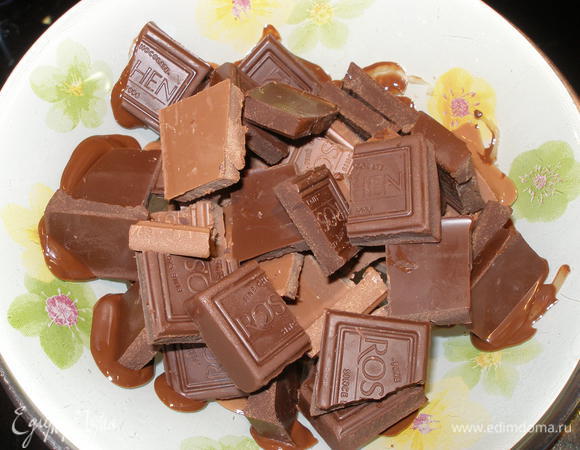 Шоколад растопить на водяной бане. Я иногда беру только молочный, иногда только черный, а иногда - наполовину.