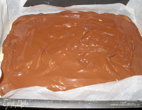 Растопленный шоколад выкладываем на карамель и ставим это счастье в холодильник часика на два. Порезать квадратами (bars - это квадраты, слитки) и съесть))