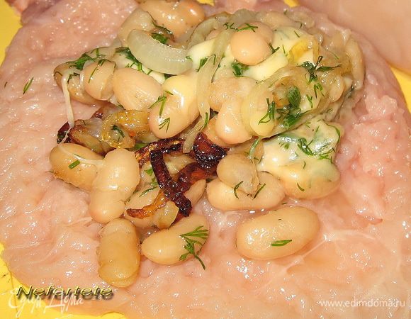 Филе курицы помыть,отбить и положить на середину фасоль с обжаренным луком.Завернуть рулетиком, застегнуть шпажкой.