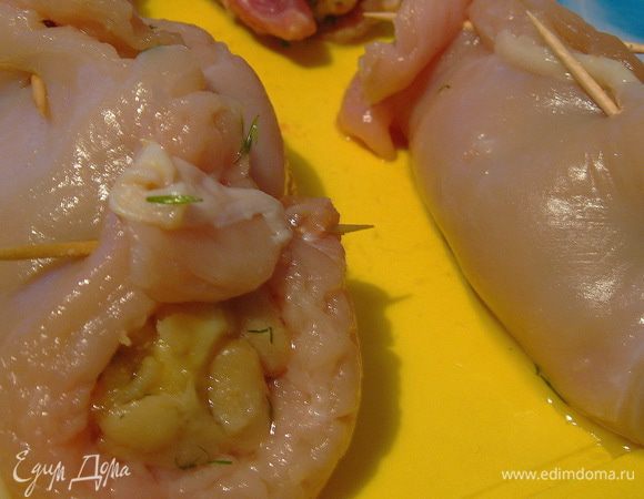 Положить на сковороду. обжарить на среднем огне с одной стороны, а потом со второй, слегка присолить.