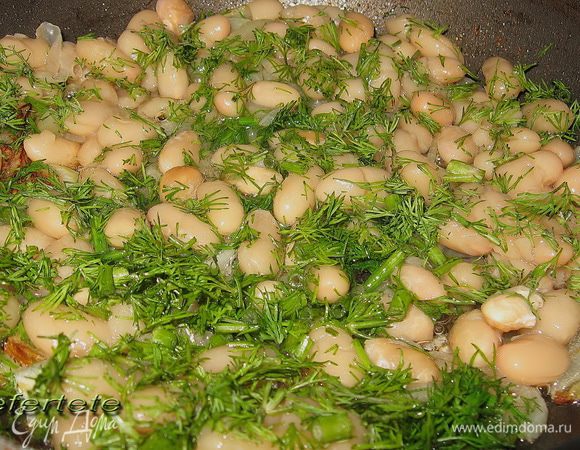 Отварну фасоль слегка притомить с маслом сливочным и зеленью.