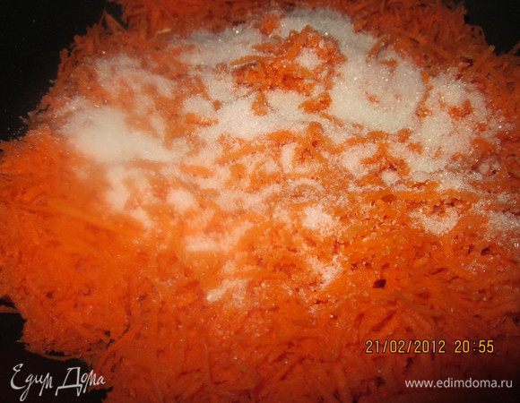 Морковь потушить в сливочном масле с сахаром.