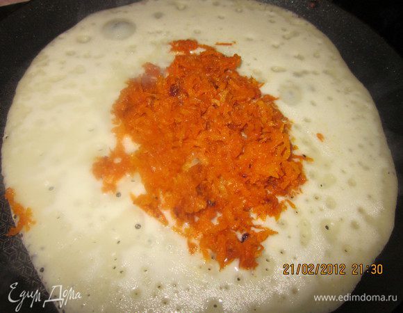 Пекем блин с одной стороны,переворачиваем и быстренько выкладываем морковную начинку!