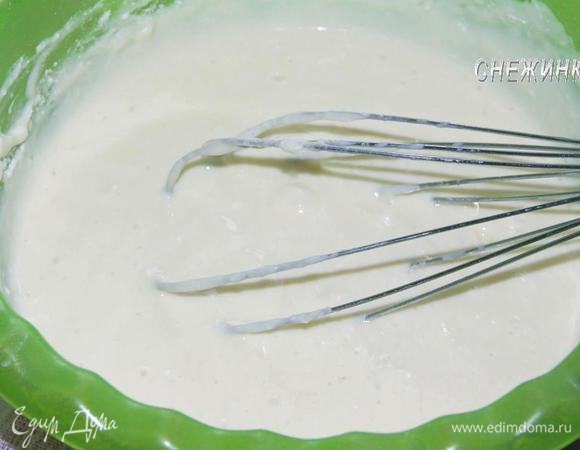 Муку соединяем с содой и подмешиваем в тесто. Я делаю это венчиком.