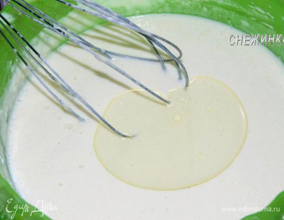 Наливаем молоко и растительное масло. Хорошо вымешиваем.