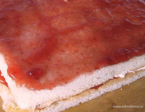 Выпеченный бисквит остудить, разрезать, пропитать джемом,смазать кремом