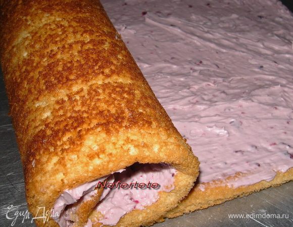 Готовый бисквит остудить,пропитать джемом, смазать кремом.