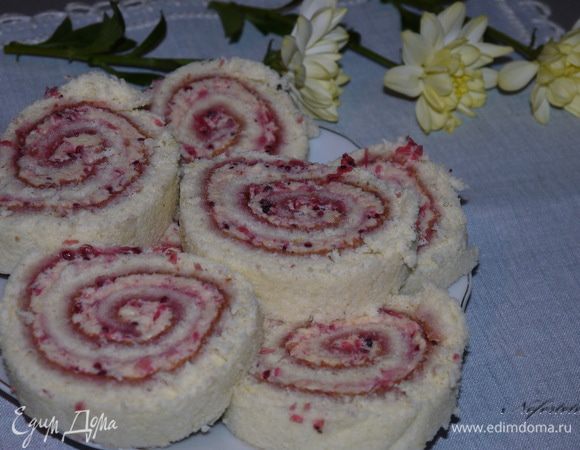 Охлаждённый рулет нарезать на порции.