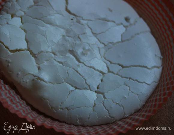 Безе должны остыть в микроволновке. Такими они получились.