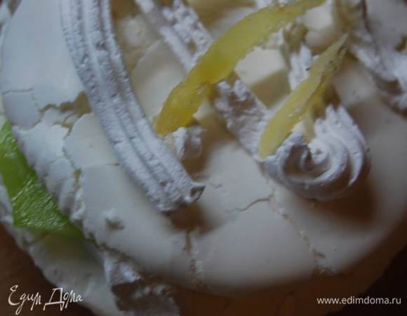 Приготовим фрукты для прослойки и украшения. Этот десерт мне хотелось сделать нежным,как Сима и подснежник,поэтому я использовала нежные по вкусу и цвету киви и засахаренный имбирь. Взобьем сливки. Приступим к процессу формирования,выкладывая поочередно безе,сливки,фрукты и т.д.