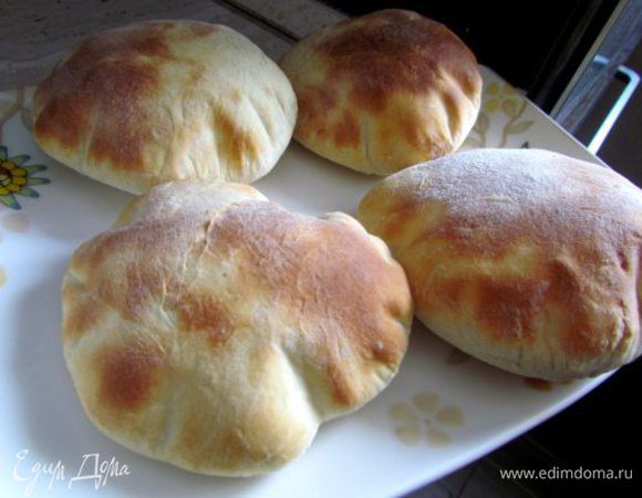 Подготовим тесто:
В теплой воде растворить дрожжи, соль, сахар. Всыпать муку замесить тесто, добавить растительное масло. Тесто должно быть не слишком тугим, но хорошо держать форму и не липнуть к рукам. Тесту дать подойти 2 раза. Отрывать шарики размером с абрикос, раскатывать их в лепешки толщиной 0,7 мм. Дать лепешкам подойти минут 15. Выпекать питу надо в максимально разогретой духовке (250-270С) до легкого зарумянивания (я немного передержала).