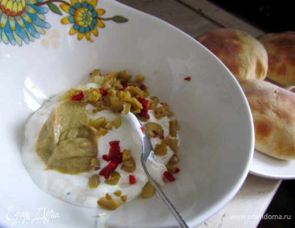 Печенку обжарить на растительном масле, посолить и поперчить.
Соус: смешать сметану, горчицу, измельченные огурец и оливки.