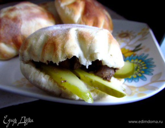 Питу надрезать с не до конца с одной стороны, положить ложку соуса, печень, опять соус и ломтики огурца. Приятного аппетита.