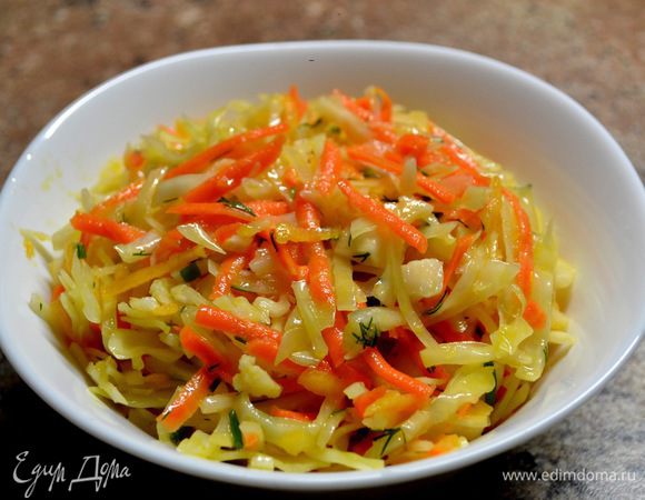 №1 Салат:
капусту нарезаем соломкой,на тёрке свежую морковку,тыкву,добавляю зелёный лук и укроп,соль,чуть сах.песка,уксус яблочный,подсолнечное ароматное масло.