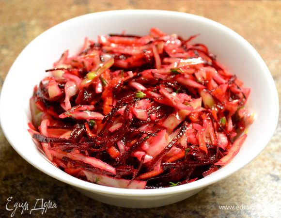 №2 Салат:капусту нарезаем соломкой,на тёрке свежую морковку,тыкву,свеклу(сырую),добавляю зелёный лук и укроп,соль,чуть сах.песка,уксус яблочный,подсолнечное ароматное масло.