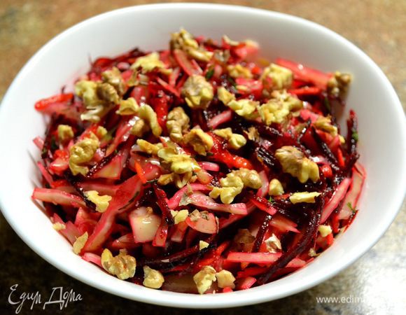 №3 Салат:капусту нарезаем соломкой,на тёрке свежую морковку,тыкву,свеклу(сырую)добавляю зелёный лук и укроп,грецкие орешки,соль,чуть сах.песка,уксус яблочный,подсолнечное ароматное масло.