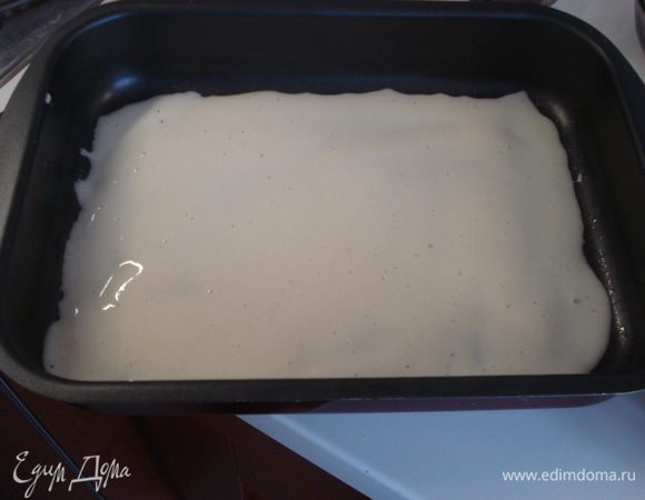 2.	Яйцо взбить с сахаром в пену, добавить муку с разрыхлителем. Тесто вылить тонким слоем в смазанную маслом форму (в этот раз делала в прямоугольной, чтобы получились квадратные пирожные для гостей, в прошлый раз очень хорошо получился тортик в разъемной форме диаметром 23 см). Теста получается достаточно мало, поэтому растягивала его по форме силиконовой лопаточкой.  Поставить в разогретую до 180-200 градусов духовку минут на 10, до золотистого цвета, выпекается достаточно быстро, т.к. очень тонкий слой. Оставить остывать в форме
