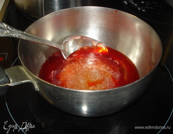 В набухший желатин влить сок, получившийся от размороженной клубники, и нагреть на медленном огне до растворения желатина. 