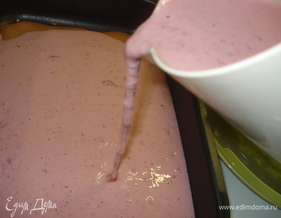 7.	На остывший корж вылить творожно-клубничную массу и отправить в холодильник до полного застывания. Можно украсить застывший тортик свежей клубникой, тертым шоколадом или миндальными лепестками, хотя и без украшения идет очень хорошо!

