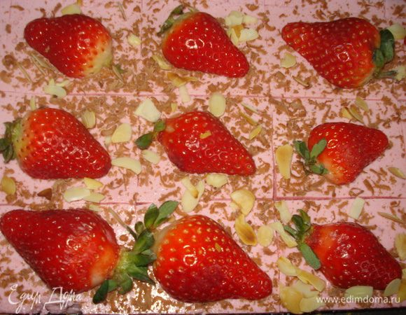 Холодное нежное клубничное суфле и горячий кофе – прекрасное утро.. или со стаканом молока – вечернее удовольствие!