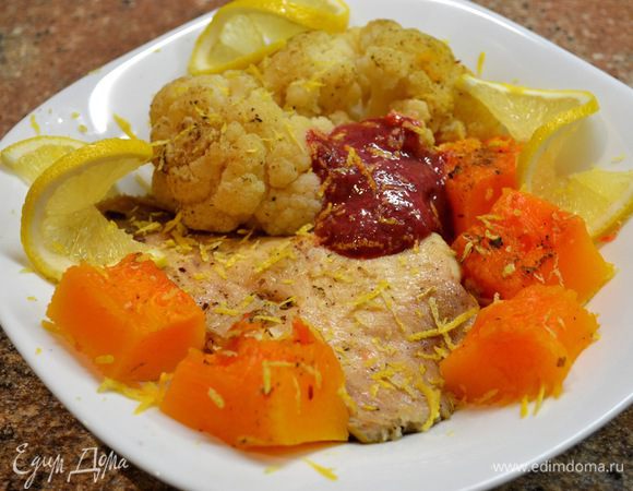 Отвариваю на пару камбалу,тыкву,цветную капусту.Посыпать солью и специями...Подать с лимоном и соусом из брусники.