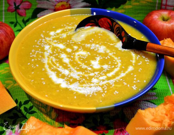 Отвариваю крупно порезанную морковку,добавляю тыкву,яблоки,зелень,соль,кусочек имбиря,довожу до готовности,вливаю сливки ,взбиваю блендером,добавляю натертый сыр...супчик готов.
Подать с тыквенными семечками или кунжутными.