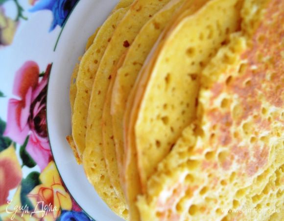 Приготовление: Пшено тщательно промываем 6 -7 раз в крутом кипятке, заливаем водой, варим жидкую кашицу, так, чтобы пшено хорошо разварилось, даем остыть. Должен получиться примерно 1 литр пшенной кашицы. В полученную массу добавляем пшеничную муку, дрожжи, даем подняться. Затем всыпаем кукурузную муку, сахар, соль, размешиваем , еще раз даем подняться. Обвариваем тесто горячей водой , доводим его до консистенции густой сметаны, даем постоять 15 минут и начинаем печь плотные блины. МИР ВАМ.