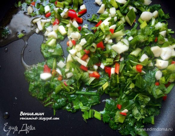 В сковороду плеснуть пару ложек масла, обжарить на среднем огне измельченные чеснок, перец (очистить от семян и перепонок), петрушку и лук, буквально 2 минуты. Выложить в отдельную посуду. 