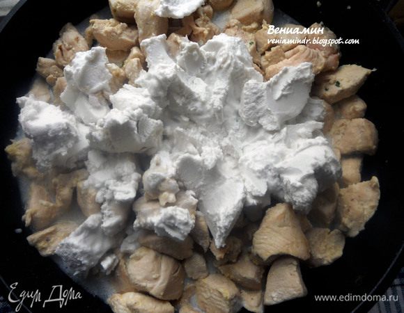 Влить кокосовое молоко (мякоть и жидкую часть), перемешать. 