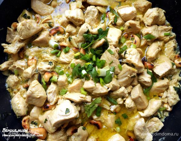 Перед подачей также можно присыпать небольшим количеством зеленого лука. 