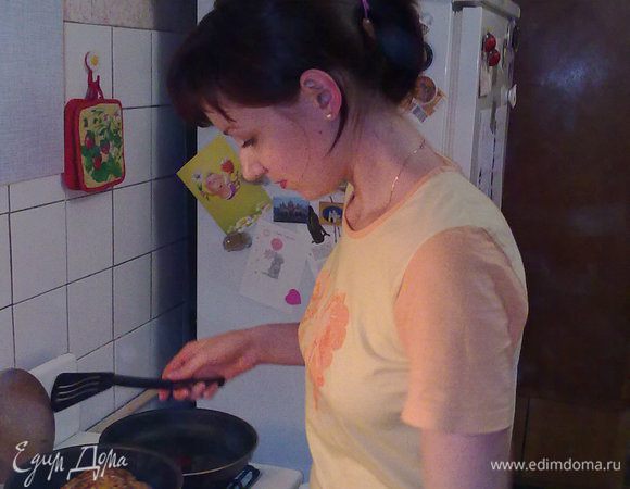 Аккуратно перевязать полученную "книгу" пищевой бечевкой. Мясо обжарить на сильном огне со всех сторон.