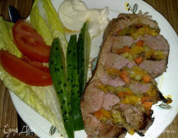 Достаем, снимаем жгут. Нарезаем поперек наших страничных надрезов, получая вот такие веерообразные порционные куски с овощной начинкой.
Гарнир - Ваше усмотрение.
Приятного аппетита :)