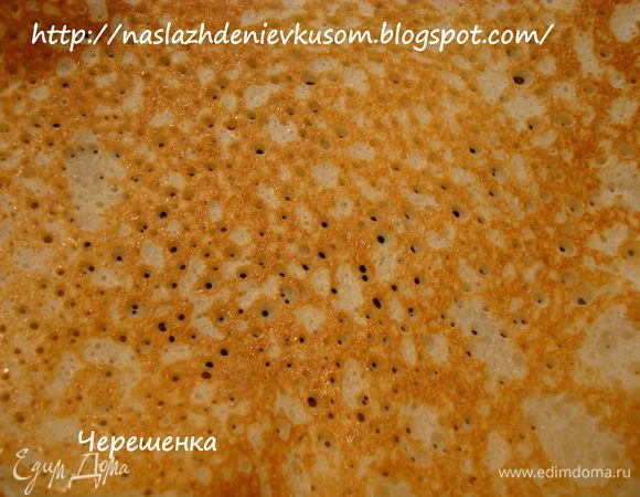 … а потом с другой… Сковороду мы больше не смазываем. Для того чтобы блинчики не приставали, хватает того количества масла, которое присутствует в тесте…