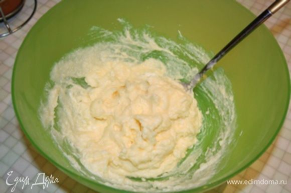 Масло взбивать с сахаром и ванилином до тех пор, пока не получится пышная однородная масса.