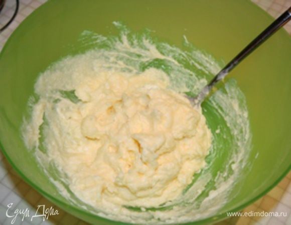 Масло взбивать с сахаром и ванилином до тех пор, пока не получится пышная однородная масса.