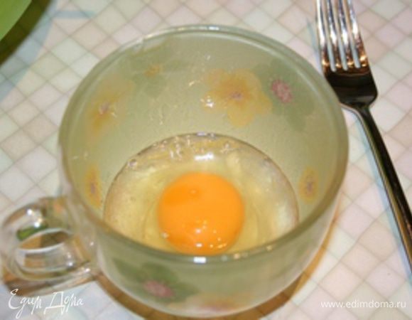 Отдельно взбить яйцо, добавить к масляной смеси. Перемешать.