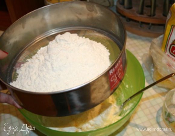 Всыпать просеянную с разрыхлителем муку. Вымесить гладкое однородное тесто.
