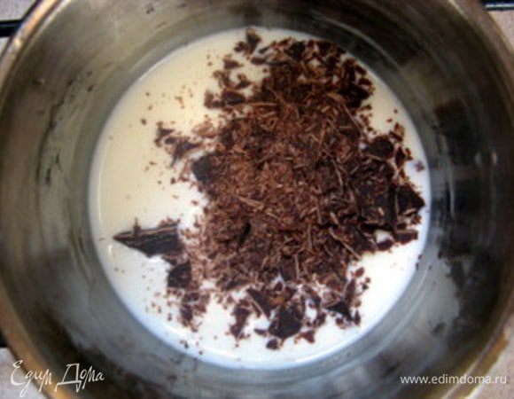 Для шоколадной панна котта: замочить пол-листа желатина в холодной воде. Нагреть 60 мл молока с 10 гр сахара и 20 гр измельчённого шоколада. Не кипятить! Мешать, пока шоколад не растает.