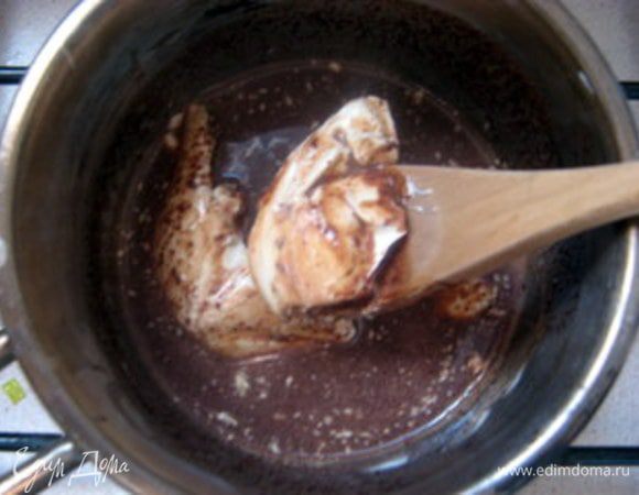 Снять с огня. Добавить отжатый лист желатина, 40 гр маскарпоне, вернуть на слабый огонь и мешать деревянной ложкой, пока маскарпоне не растворится. 