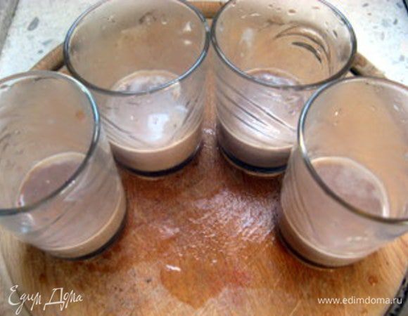 Ополоснуть холодной водой 4 формочки или стаканчика с диаметром около 6-7 см. Не вытирать! Влить заготовку для шоколадной панна котта и убрать в холодильник.