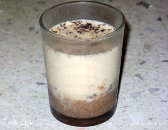 И затем влить слегка загустевшую панна котта с ликёром. Оставить в холодильнике на ночь.