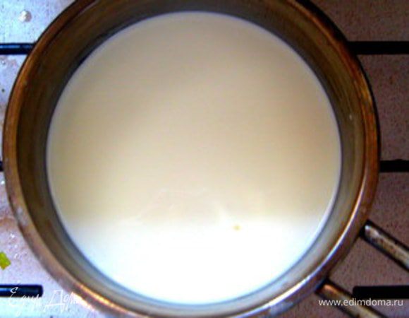 Для панна котта: замочить желатин в холодной воде.
Нагреть сливки с молоком и сахаром до первых пузырьков.
