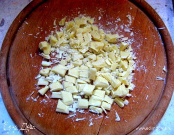 Снять с огня. Добавить шоколад и дать ему растаять. Нагреть всё вместе. Не кипятить!

Снова снять с огня и добавить желатин.
