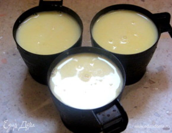 Ополоснуть 4 стаканчика холодной водой. Не вытирать!

Влить в них сливки и дать постоять 5 минут.
