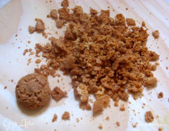 Пальцами поломать 8 печенюшек. Посыпать ими панна котта и убрать в холодильник на 5 часов.