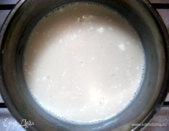 Для соуса-каппуччино: нагреть молоко со сливками и растворимым кофе. Мелко порубить шоколад и вылить на него  горячее молоко. Как только шоколад растяет, хорошо перемешать соус. Поставить соус в холодильник.