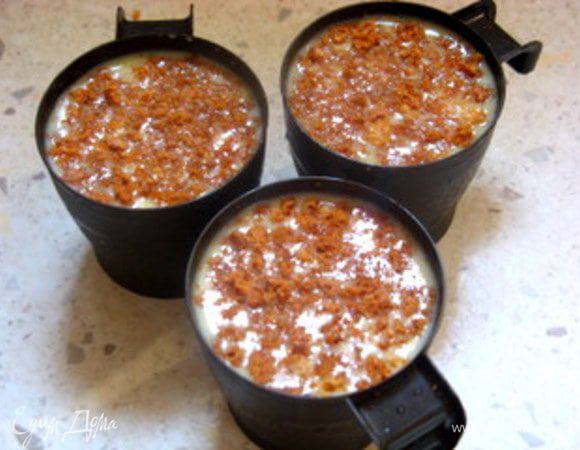 Готовую панна котта перевернуть на тарелочки, присыпать раскрошенным оставшимся печеньем и полить соусом.