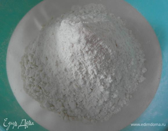 Просейте самоподнимающуюся муку + крахмал + соль через сито 3 раза, чтоб напитать ее хорошенько воздухом и избавиться от комков. Затем верните эту смесь обратно в сито, и отставьте в сторону, до тех пор пока она нам не понадобится.